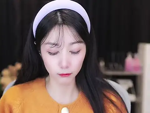 Nuyoah-77 online show from 16, 10, 2025