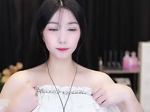 Nuyoah-77 online show from 6, 10, 2025