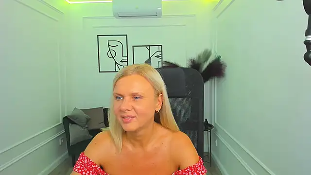 AgathaKlouin online show from 25, 9, 2025