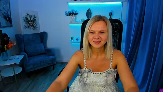 AgathaKlouin online show from 11, 11, 2025