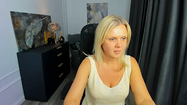 AgathaKlouin online show from 18, 4, 2026