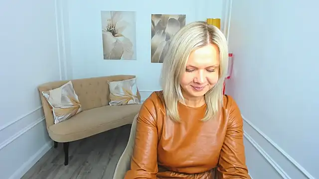 AgathaKlouin online show from 12, 3, 2026