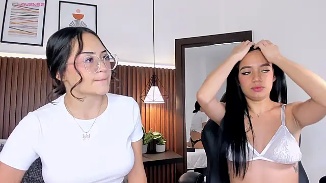 Snapshot of emma_white_01 chatting on 28, 2, 2025 emma white 01 online show from 28, 2, 2025