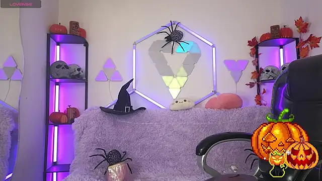 Snapshot of littlevixen18 chatting on 20, 10, 2025 littlevixen18 online show from 20, 10, 2025