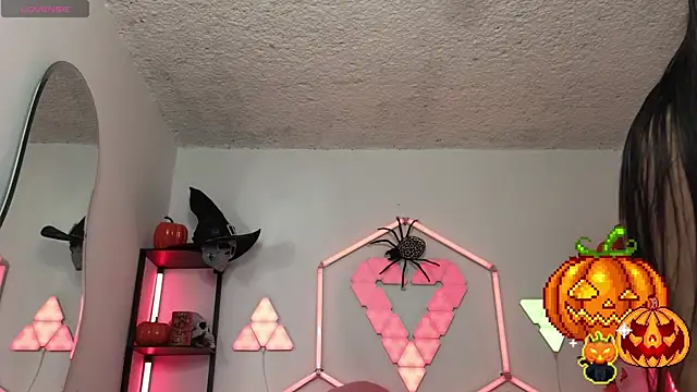 Snapshot of littlevixen18 chatting on 21, 10, 2025 littlevixen18 online show from 21, 10, 2025