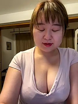 Snapshot of Tastemystrawberry chatting on 2, 10, 2025 Tastemystrawberry online show from 2, 10, 2025