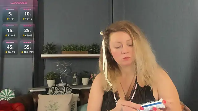 JesiaFoxi online show from 6, 11, 2025