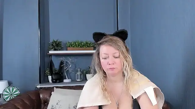 JesiaFoxi online show from 7, 10, 2025