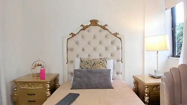 Victoria vallejo  online show from 13, 4, 2026