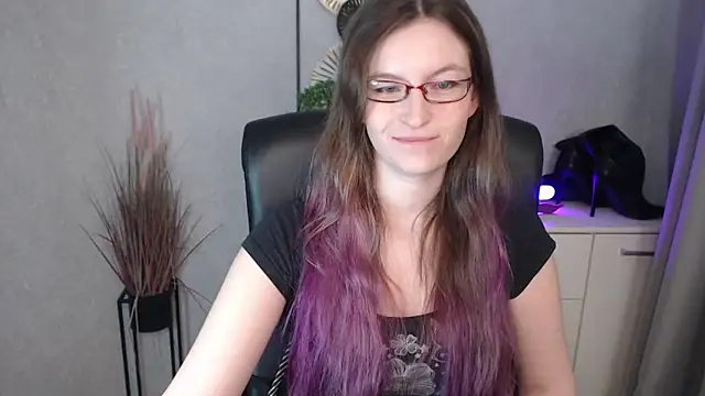 emmaxDelight online show from 5, 11, 2025