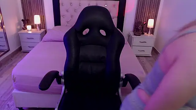 zoe jones13 online show from 18, 9, 2025