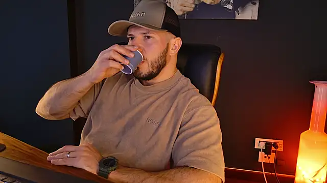 Snapshot of AngeloEric chatting on 4, 12, 2025 AngeloEric online show from 4, 12, 2025