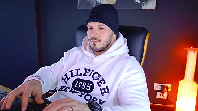 Snapshot of AngeloEric chatting on 28, 1, 2025 AngeloEric online show from 28, 1, 2025