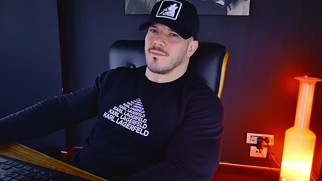 Snapshot of AngeloEric chatting on 11, 2, 2025 AngeloEric online show from 11, 2, 2025