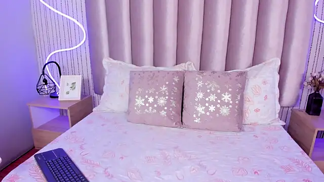 LARISSAEVANS online show from 10, 10, 2025