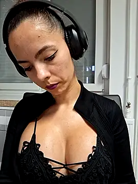 Snapshot of allinqueen chatting on 23, 10, 2025 allinqueen online show from 23, 10, 2025