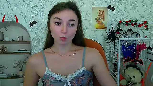  Barbie Kiss  online show from 27, 10, 2025