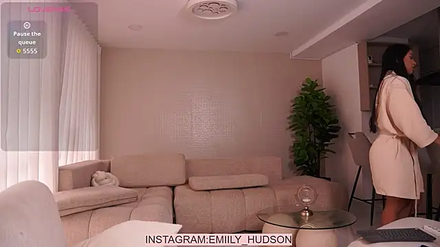 emily huddson  online show from 15, 4, 2026