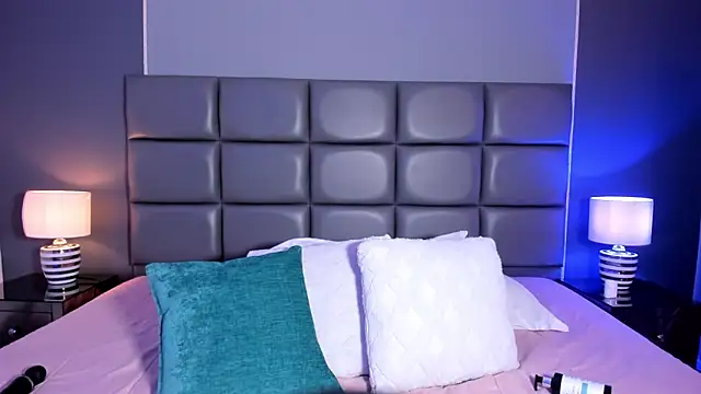 Snapshot of AriannaDavis chatting on 8, 3, 2025 AriannaDavis online show from 8, 3, 2025