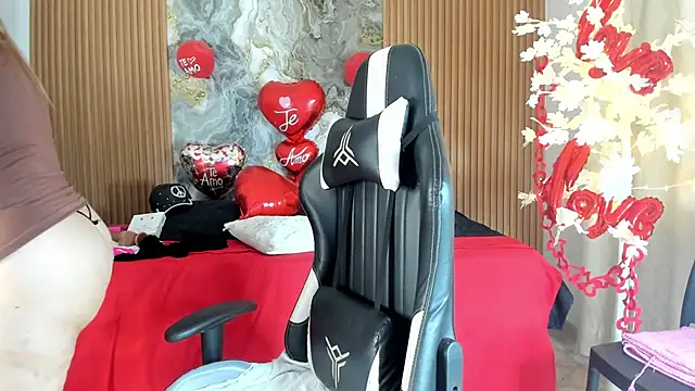 Danna topless online show from 23, 2, 2026
