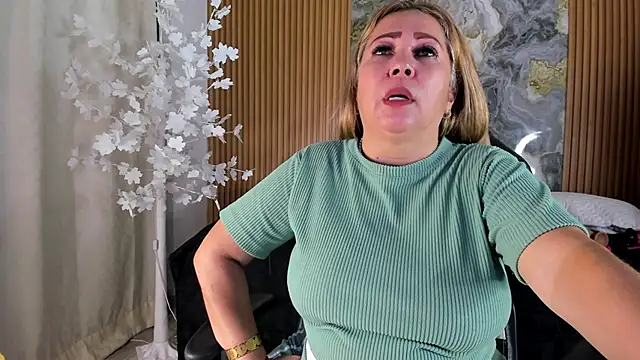 Danna topless online show from 2, 6, 2026
