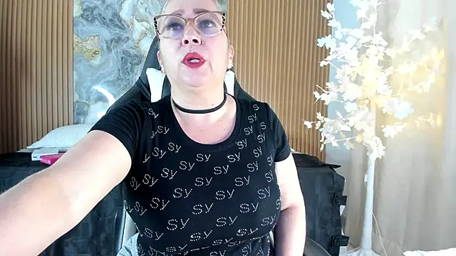 Danna topless online show from 23, 4, 2026