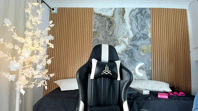 Danna topless online show from 16, 5, 2026