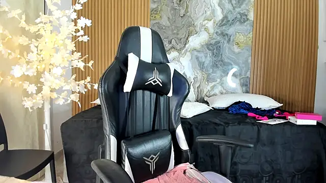 Danna topless online show from 23, 5, 2026