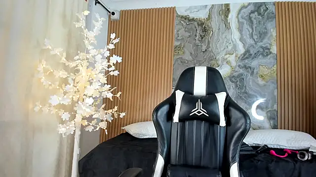 Danna topless online show from 18, 5, 2026