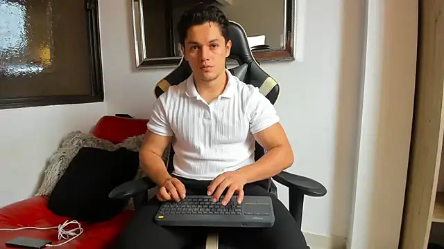 julian wallace online show from 13, 4, 2026