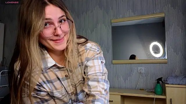 sophia euphoriaa online show from 22, 4, 2026