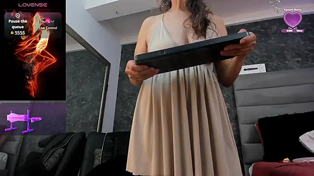 Bella Evans  online show from 19, 9, 2025