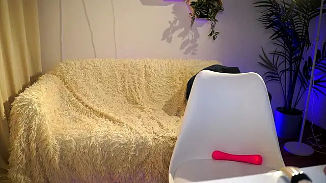 petitegonwiild online show from 2, 3, 2025