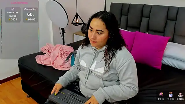Snapshot of Ayla_martinez chatting on 8, 10, 2025 Ayla martinez online show from 8, 10, 2025