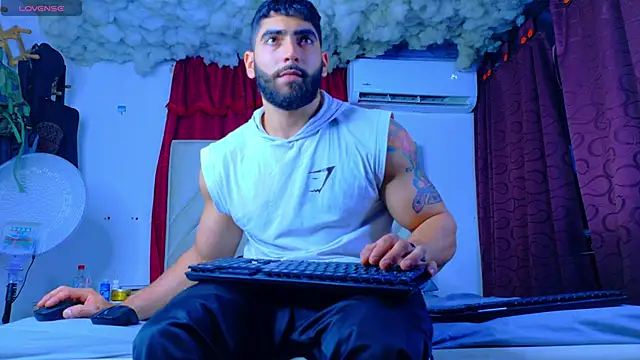 Snapshot of Rich_boy01 chatting on 27, 5, 2026 Rich boy01 online show from 27, 5, 2026