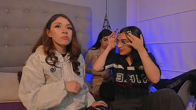 Zowi Hottiee online show from 20, 12, 2024