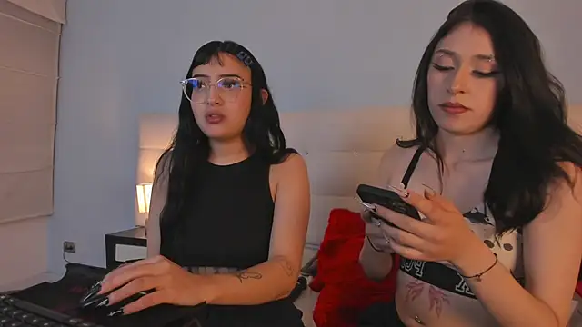 Zowi Hottiee online show from 31, 12, 2024