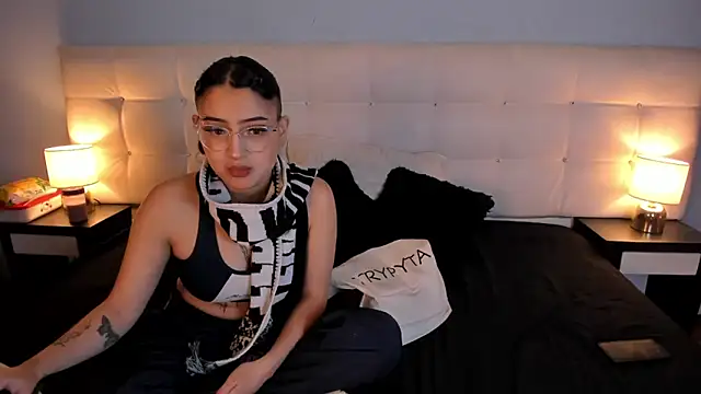 Zowi Hottiee online show from 22, 1, 2025