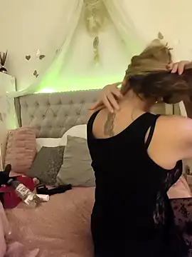 lolavalecuatro online show from 17, 9, 2025