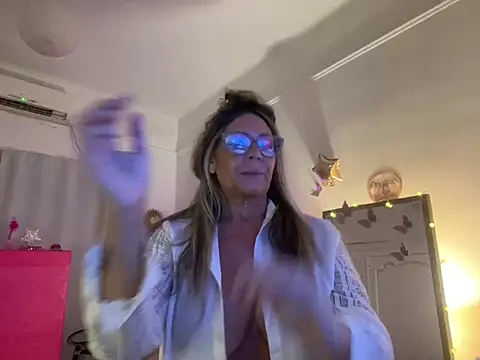 lolavalecuatro online show from 28, 2, 2025