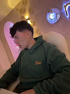 Snapshot of Logan_smith1 chatting on 19, 12, 2025 Logan smith1 online show from 19, 12, 2025