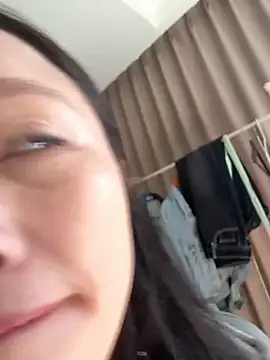 Krismil3 online show from 4, 4, 2026