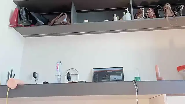 Snapshot of Krismil3 chatting on 12, 9, 2025 Krismil3 online show from 12, 9, 2025