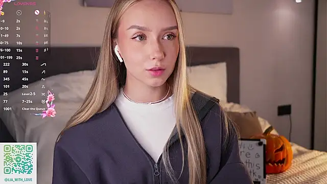 HollisBeckett online show from 17, 10, 2025