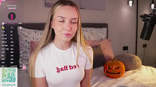 HollisBeckett online show from 18, 10, 2025