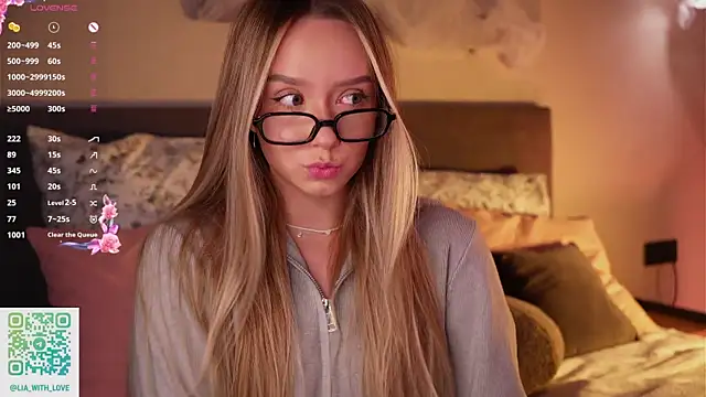 HollisBeckett online show from 14, 11, 2025