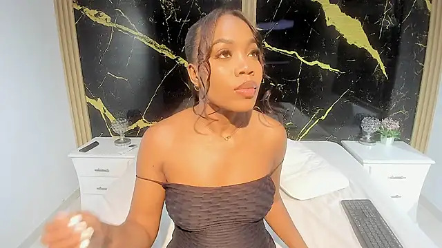 Snapshot of CarlieLyn chatting on 4, 3, 2026 CarlieLyn online show from 4, 3, 2026