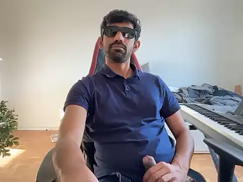 Snapshot of dominanthubby chatting on 25, 4, 2026 dominanthubby online show from 25, 4, 2026