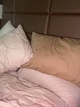 CrownedNyaries online show from 2, 1, 2025