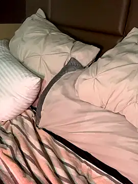 CrownedNyaries online show from 2, 12, 2024